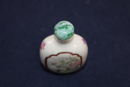 A Chinese porcelain scent bottle